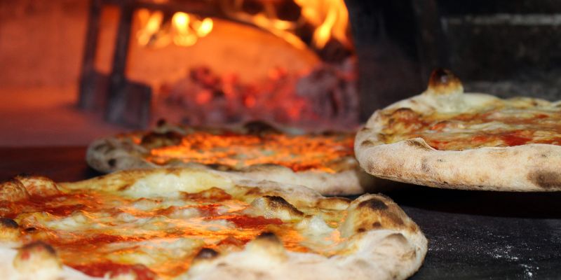 Pizzeria con forno a legna a Busto Arsizio: il sapore autentico della tradizione